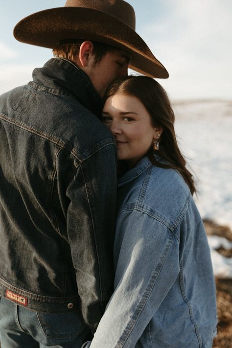 1 Yr Anniversary Photo Shoot, Western Theme Engagement Pictures, Western Fall Couples Photoshoot, Engagement Photos Western Country Style, Western Photoshoot Ideas Couple, Cowboy Couple Photoshoot, Cowboy Engagement Pictures, Cowboy Relationship Goals, Cowboy And Cowgirl Couple