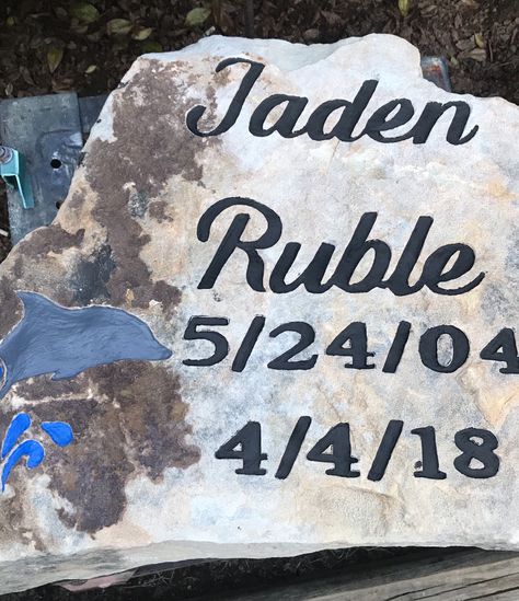 Engraving Rocks Diy, Engraving Rocks With Dremel, Rock Carving Dremel, Pet Grave Marker Diy, Memorial Stones Diy, Pet Memorial Diy, Rock Engraving, Etching Diy, Dremel Tool Projects