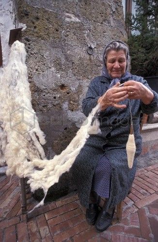 Spinning Wool, Spinning Wheels, Drop Spindle, Spin Art, Knit Art, Spinning Yarn, Spinning Fiber, Fibres Textiles, Knitting Wool