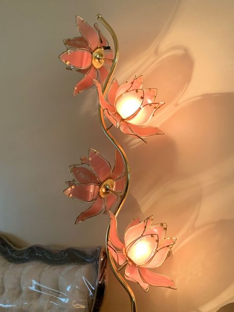 Antique Flower Lamp, Flower Lamp Aesthetic, Fancy Lamps, Pretty Lamps, Floral Lamps, Flower Lamps, Pretty Lamp, Flower Furniture, Diy Moss