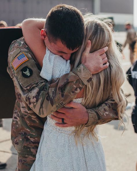 Military Relationships Aesthetic, Military Husband Aesthetic, Military Girlfriend Aesthetic, Military Couple Aesthetic, Military Boyfriend Aesthetic, Military Homecoming Pictures, Army Relationship, Construction Clothes, Army Couple Photography