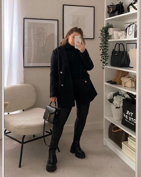 Outfits With Loafers Women Plus Size, Look Frio Plus Size, Plus Size Autumn Outfits 2023, Winter Fashion Outfits Plus Size, Black Plus Size Outfits, Black Coat Outfit Winter, Sarah Outfits, Short Coat Outfit, Black Dress Outfit Winter