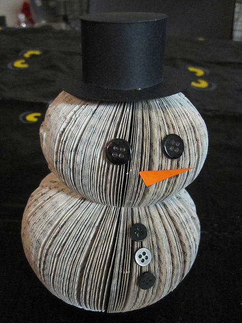 book snowman Snowman Book Craft, Diy Paper Snowman, Book Snowman Diy, Book Page Snowman, Paperback Book Crafts, Book Vases, Book Snowman, Upcycled Books Crafts, Book Pumpkin