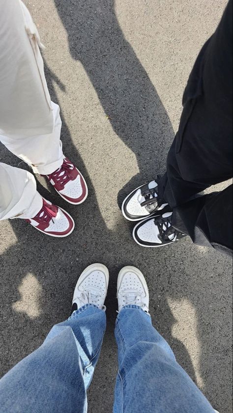 Fake Best Friends, Asthetic Picture White And Black, Pretty Sneakers, Three Best Friends, Cute Funny Pics, Friend Pictures Poses, Cute Friend Photos, Bff Pictures, Fake Pictures