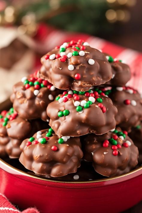 Crockpot Christmas Crack - That Oven Feelin Crockpot Christmas Candy, Crockpot Candy Recipes, Cracked Cookies, Crockpot Christmas, Christmas Crunch, Holiday Candy Recipes, Christmas Pretzels, Easy Christmas Candy, Chocolate Christmas Cookies