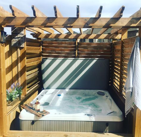 Hot Tub Ideas Backyard Privacy Wall, Tub Wall Decor, Hot Tub Enclosure Ideas, Design Taman, Hot Tub Privacy, Wellness Garden, Hot Tub Time Machine, Hot Tub Surround, Hot Tub Patio