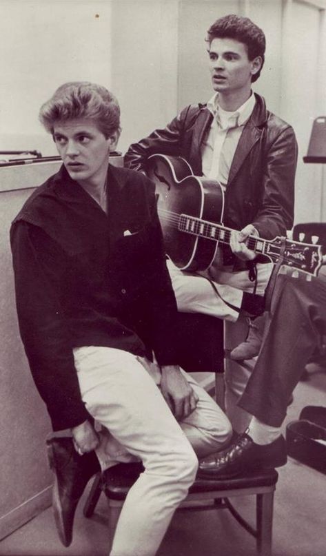 Everly Brothers Phil Dunster And Brett Goldstein, Pattie Boyd And Eric Clapton, Phil Selway, The Everly Brothers, The Microphones Phil Elverum, Phil Everly, Phil Collins Drums, 1950s Rock And Roll, Ritchie Valens