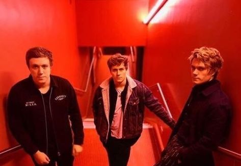 Tors gives their tips for being in a band on tour! Check out the feature at https://digitaltourbus.com/features/tors-tour-tips/?utm_content=buffercf7b4&utm_medium=social&utm_source=pinterest.com&utm_campaign=buffer  #tors #digitaltourbus #tourtips #indierock #rock #rockband #rockmusic #music #band #interview #tourlife Julian Baker, Indie Rock Band, New York Subway, Tour Bus, Feel Like Giving Up, You Deserve Better, Shoulder Press, Summer Tour, Music Band