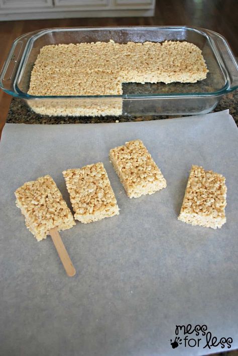 Pretty Pastries, Rice Crispy Bars, Rice Krispies Treat, Rice Krispie Squares, Easy Treats To Make, Dessert Hacks, Creamed Rice, Treat Bar, Bake Sale Recipes