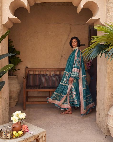 Ramadan Photoshoot, Streetwear Photoshoot, Ramadan Photos, Concept Fashion, Fashion Shooting, Photoshoot Family, Saree Photoshoot, Summer Photoshoot, Fashion Photography Inspiration