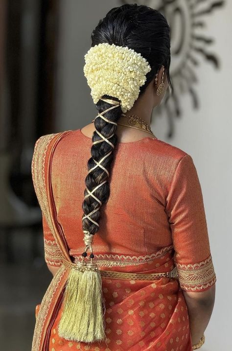 Muhurtham Hairstyle Indian, Reception Hairstyles Indian, Baby Shower Hair Styles, Messy Braided Hairstyles, Simple Bridal Hairstyle, Wedding Hairdo, South Indian Wedding Hairstyles, Reception Hairstyles, Bridal Hair Decorations