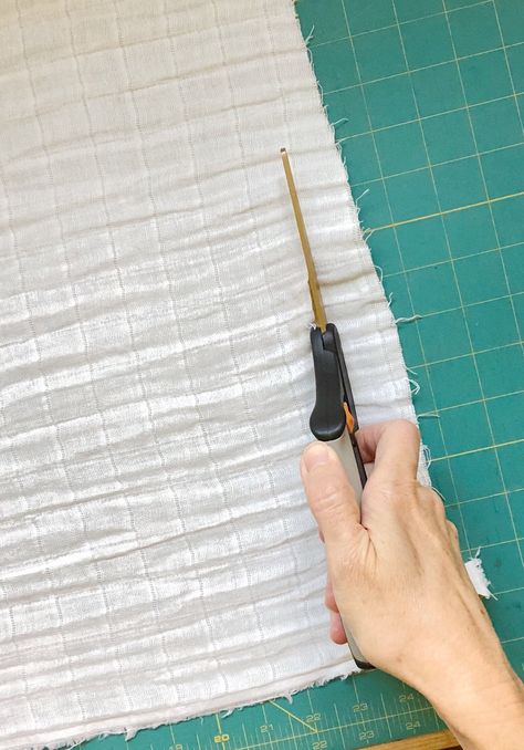 Quilting Double Gauze, Gauze Blanket Tutorial, While Cloth Quilt, Gauze Quilt Diy, Diy Muslin Blanket, Hand Sewn Blanket, Double Gauze Quilt, Hand Quilt Patterns, Whole Cloth Quilts Ideas