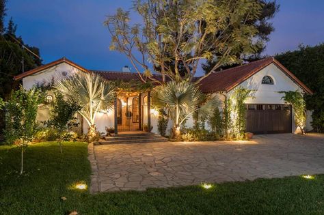 Spanish revival home in Los Angeles Spanish Revival Home, Mediterranean Home Decor, Stucco Walls, Spanish Style Home, Casas Coloniales, Spanish Style Homes, California Real Estate, Spanish Revival, Mediterranean Home