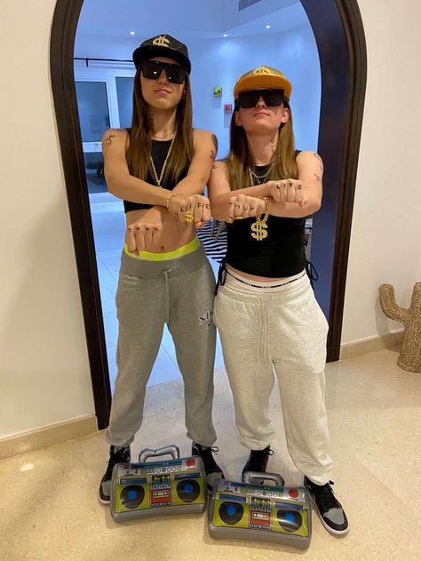 Duo Halloween Costumes Gangsters, Gangsters Halloween Costume, Rapper Dress Up Day For School, Rapper Spirit Week Outfit, Halloween Rapper Costume, Rapper Outfits Female Spirit Week, Gangsta Halloween Costumes, Rapper Costume Female, Rockstar Costume Ideas