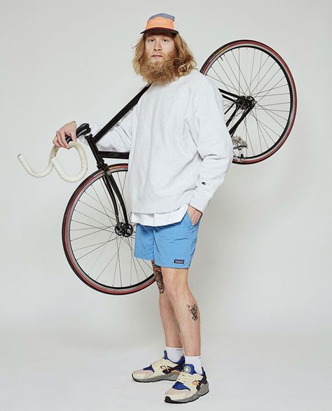 Fixie Outfits Men, Cycling Photoshoot, Cycling Outfit Men, Cycling Lifestyle, Bicycle Photography, Mens Fashion Week Street Style, Cycling City, Urban Cycling, Chill Fits