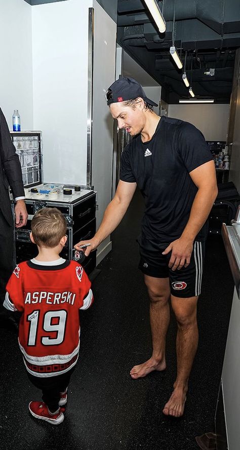 Sebastian Aho, Lacrosse Boys, Hockey Baby, Hockey Boys, Nerd Stuff, Hockey Teams, Nhl Hockey, Lacrosse, Nhl