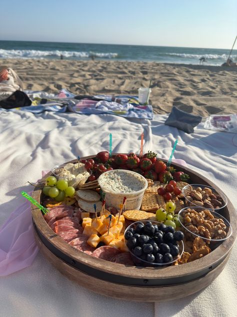 Beach Picnic Food, Beach Platter, Beach Picnic Foods, 4 Besties, Charcuterie Trays, Wholesome Moments, Perfect Beach Day, Romanticising Life, Picnic Ideas