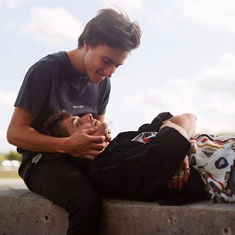 Gefällt 604 Mal, 6 Kommentare - axel's_fluffy_hair (@axels_fluffy_hair) auf Instagram: „Elu forever ❤❤😍😍 @skamlaserie #axelauriant #maxencedanetfauvel #lucaslallemant #eliottdemaury…“ Maxence Danet Fauvel, First Boyfriend, Gay Aesthetic, Gay Love, Shadowhunters, Pose Reference, Serie Tv, Couple Goals, Aesthetic Pictures