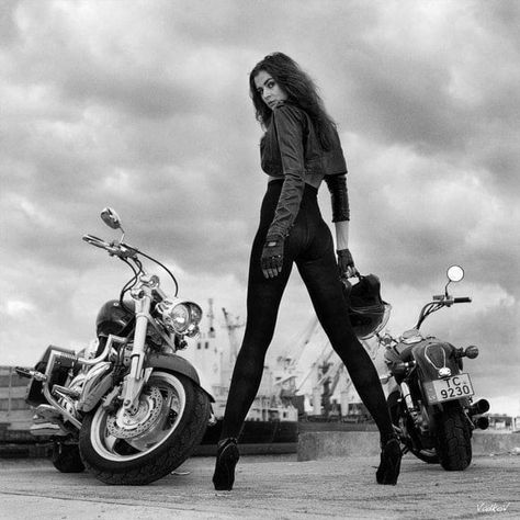 Photoshoot Women Ideas, Motorcycle Photoshoot Women, Motorbike Photoshoot, Girls On Motorcycles, Motorcycle Photoshoot, Motorcycle Photo Shoot, Photoshoot Women, Men Fashion Photoshoot, Biker Photography