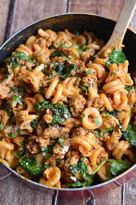 One Pot Roasted Red Pepper and Sausage Alfredo.  Roasted red peppers, Italian sausage, spinach, garlic, and goat cheese, all with only one pot to clean?  Count me in. | hostthetoast.com Sausage Alfredo, Spinach Sausage, Healthy One Pot Meals, Sommer Mad, Resep Pasta, Goat Cheese Pasta, Noodles Recipes, International Dishes, Roasted Red Pepper