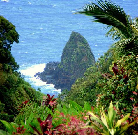 Keopuka Rock as seen from the Garden of Eden Botanical Arboretum lookout in Hawaii West End Girls, Photography Scenery, Hana Highway, The Garden Of Eden, Road To Hana, Maui Vacation, Pet Shop Boys, Hawaii Life, Pretty Landscapes