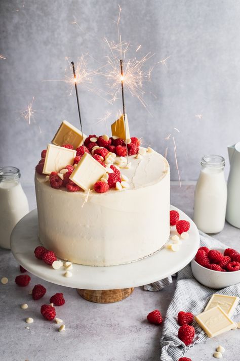 White Chocolate Cake Decoration, Raspberry White Chocolate Cake, White Chocolate Raspberry Cake, Raspberry Cake Recipes, Best White Chocolate, Homemade Raspberry Jam, White Chocolate Frosting, Raspberry White Chocolate, White Birthday Cakes