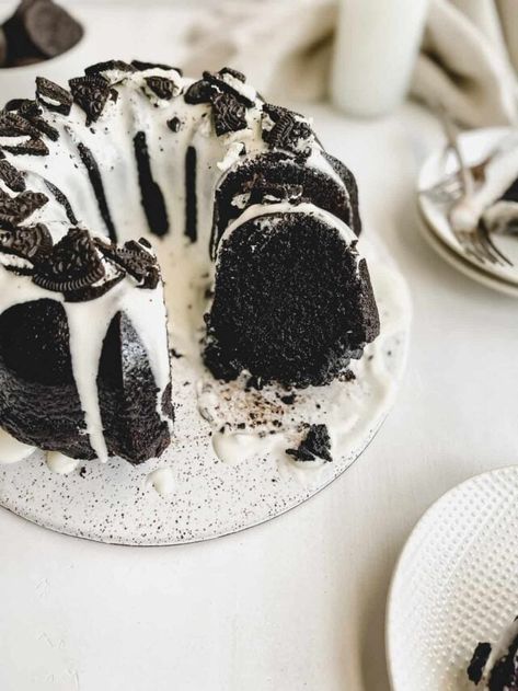 Chocolate Cake With Oreos, Oreo Pound Cake, Easy Oreo Cake, Oreo Ideas, Oreo Cookie Cake, Oreo Filling, Cookies And Cream Cake, Vanilla Filling, Oreo Flavors