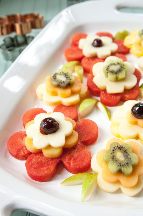 Flower Power Food Ideas, Two Groovy Birthday Snacks, Two Groovy Birthday Party Snacks, Daisy Themed Food Ideas, Floral Party Food, Flower Power Party Theme, Flower 2nd Birthday Party, Food For Groovy Party, Groovy Birthday Snacks