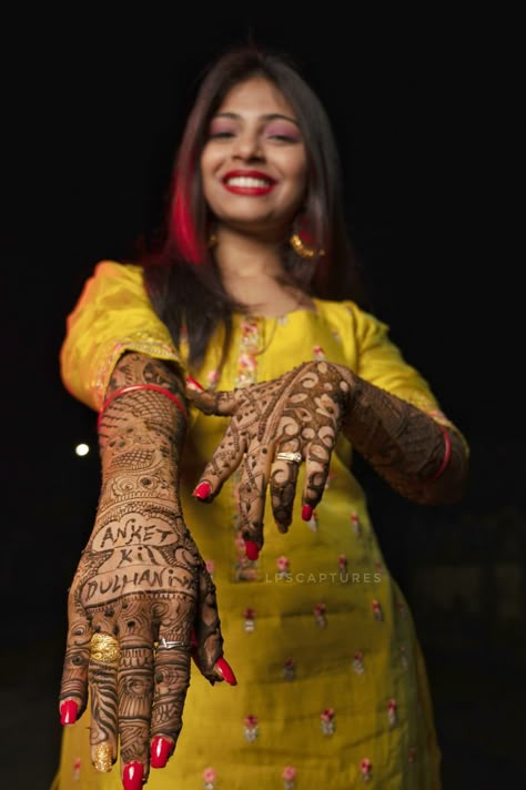 Mhendi Bride Pose, Bride Mehdi Pose, Mehadi Pose Bride, Haldi Mehndi Poses, Mehdi Shoot Bride, Mhendi Pose Bride, Mahdi Poses, Mahedi Photo Pose, Mehndi Poses Photography For Bride