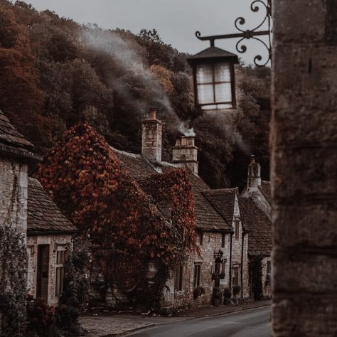 A Ruin Of Roses, 1800s Aesthetic, Dark Cottagecore Aesthetic, Vila Medieval, Fantasy Village, Dark Acadamia, Medieval Aesthetic, Fantasy Town, English Village