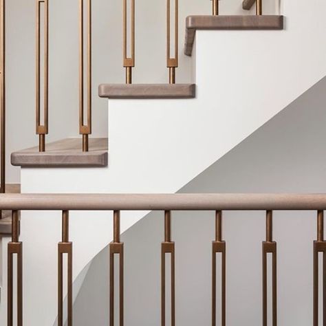 ACP Studio on Instagram: “A beautiful take on a traditional stair balustrade by @jo_cowen_architects that we just can't help but admire...” درابزين السلم, Kitchen Stairs, درج السلم, Interior Stair Railing, Indian Road, Modern Stair Railing, Staircase Railing Design, Handrail Design, Stairs Design Interior