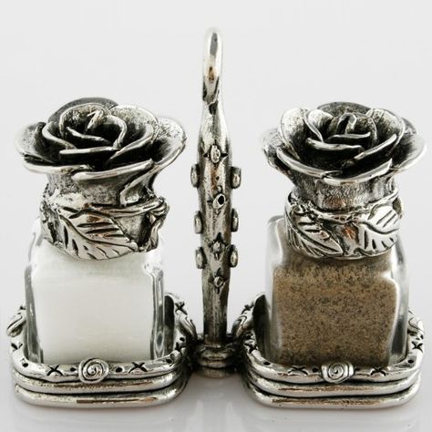 Roses Salt and Pepper Shaker Set Short Basket, Gothic Style Home, Pepper Spice, Salt N Pepper, Salt Cellar, Salt Shaker, Vintage Objects, Salt And Pepper Set, Novelty Items