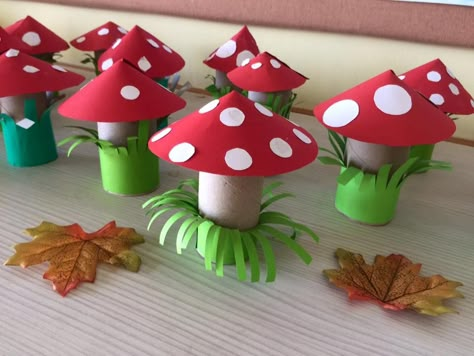 Mushroom Making Craft, Toilet Paper Roll Mushroom, Toilet Paper Roll Crafts Autumn, Mushroom Kids Craft, Autumn Kindergarten Decoration, Craft Mushrooms, Autumn Ideas Decoration Kindergarten, Pinecone Animals, Fun Fall Crafts For Kids