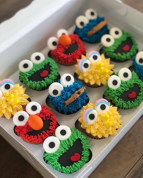 They are so delicious. Sesame Street Cupcakes, Sesame Street Cake, Octoberfest Food, Cookie Monster Birthday, Cupcake Decorating Tips, Monster Cupcakes, Cupcake Decoration, Cupcake Wars, Cupcake Cake Designs