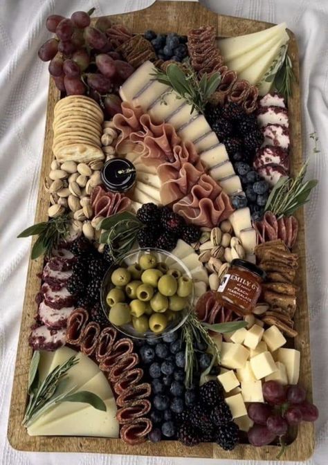 Charcuterie Board Foods, Charcuterie Board Set Up Ideas, Birthday Party Foods For Adults, Classy Charcuterie Board, Luxury Charcuterie Board, Charcuterie Board Fancy, Spanish Charcuterie Board, Animal Charcuterie Board, Chacutare Board