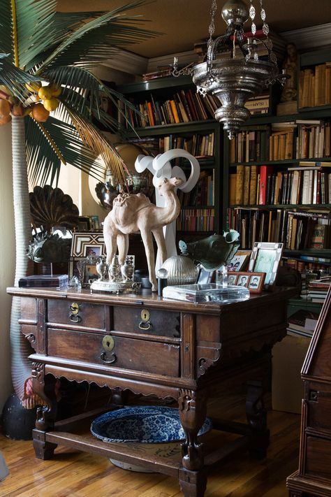 Colonial Chic, Bohemian Interior, Home Libraries, Asian Antiques, Spanish Colonial, Stunning Interiors, Home Library, Penthouse, Mexico City