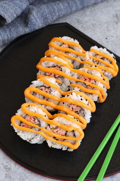 Spicy Crab Roll is a popular Japanese sushi roll – creamy, satisfying, and fiery spicy. Yum Yum Roll Sushi, Spicy Crunchy Crab Sushi Roll, Spicy Kani Roll, Spicy California Roll Sushi Recipe, Sushi Recipes Crab, Crunchy Crab Sushi Roll, Crunchy California Roll Sushi, Spicy Crab Sushi Roll, Spicy Crab Roll Recipe