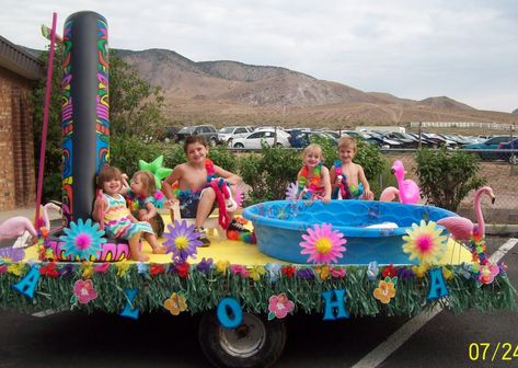 Some of This & Some of That: July 2010 Kids Parade Floats, Munchkin Costume, Parade Float Ideas, Parade Float Decorations, Homecoming Decorations, Beach Floats, Homecoming Floats, Christmas Parade Floats, Parade Design