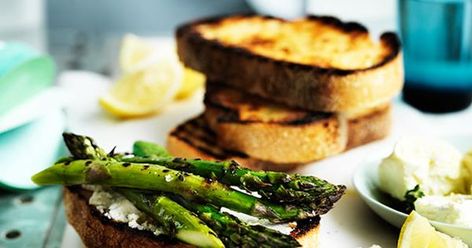 Asparagus and marinated feta crostini Feta Crostini, Vegetarian Canapes, Marinated Feta, Crostini Recipe, Recipes Gourmet, Toasted Crostini, Canapes Recipes, Vegetarian Barbecue, Crostini Recipes