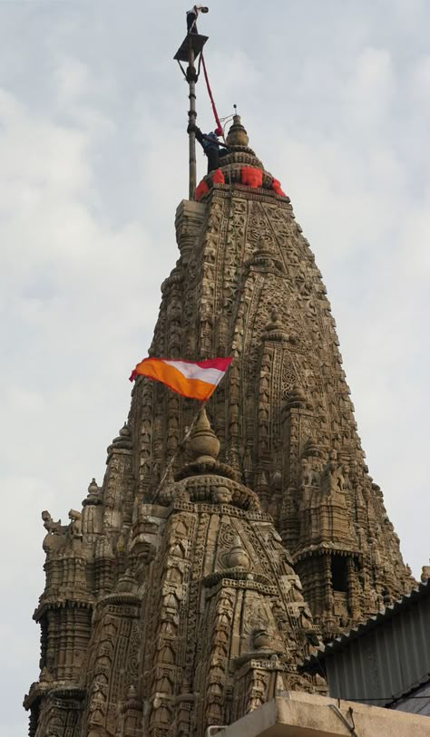 Dwarka Gujarat, Krishna Gita, Dwarka Temple, Hindi Project, Travel Dairies, Great Rann Of Kutch, Hindu Architecture, India Places, Mom Dad Tattoo Designs