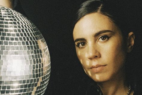 Javiera Mena es una de las artistas más importantes del pop chileno y latinoamericano en general. Su influencia se extiende por diferentes músicos y músicas y sin dudas su propuesta es parte de una renovación de la escena pop, lo que la ha convertido en un verdadero ícono. Como confirmación de su posición dentro de […] Ver más noticias en Indie Hoy. Musical, Collage, Pins