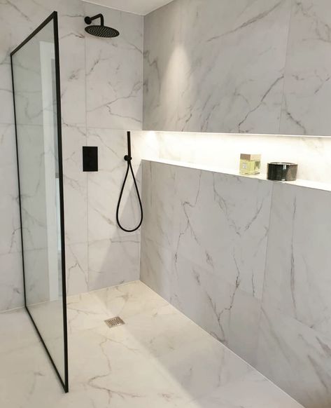 30x30 Tiles Bathroom, Modern Bathroom White Marble, Marbled White Shower Tile, Marmor Bathroom Ideas, Marmor Bathroom, White Marble Bathroom, Bathroom White Mermer, Bathroom Marmor White, Bathroom Design Black