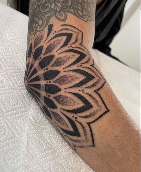 Geometric Tattoo Elbow, Flower Neck Tattoo, Portrait Tattoo Sleeve, Dotwork Tattoo Mandala, Mandela Tattoo, Hand Tattoo Designs, Feminine Skull Tattoos, Dr Woo, Dot Tattoos