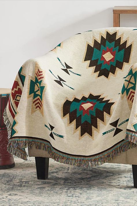 Cozy beige and white throw blanket with Aztec-inspired patterns and decorative tassels. Western Home Decor Ideas, Florida House Decor, Southwestern Furniture, Western Blanket, Farmhouse Blanket, Western Mexican, Blanket Western, Landscaping Modern, Southwestern Ranch