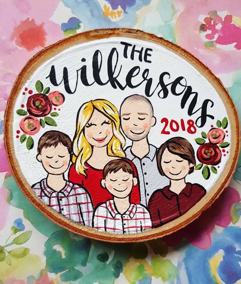 Family Painted Portrait, Christmas Family Painting, Woodburning Ideas, Painted Things, Name Plate Design, Fun Products, Christmas Craft Fair, Wood Slice Art, Wood Slice Crafts