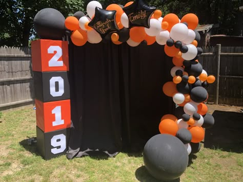 Graduation Decoration Ideas Outdoor, Graduation Decoration Ideas Backdrops Outdoor, Graduation Boxes Decor, Photo Booth Graduation Ideas, 8th Grade Graduation Decorations, Backdrop Graduation Ideas, 2024 Graduation Ideas, Backdrops For Graduation, Grad Backdrop Ideas