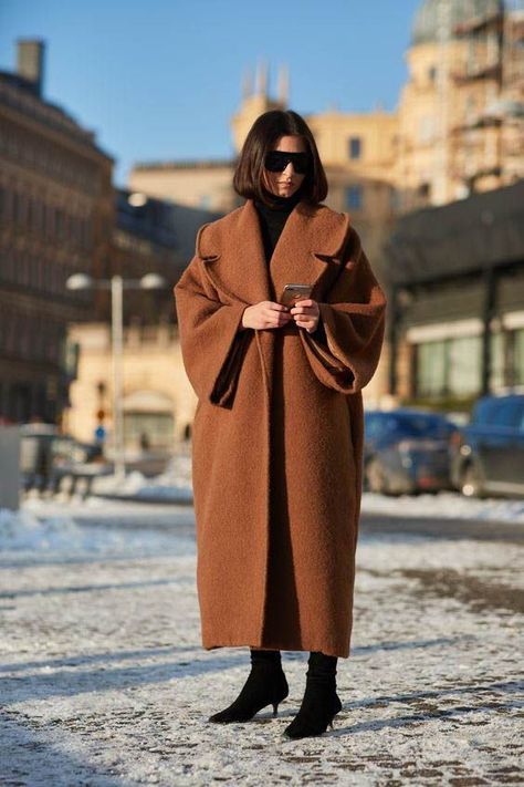 Winter Outfits Over 40: 2023 – 2024 18 Ideas Oversized Coat Outfit, Autumn Coats, Camel Coat Outfit, Camel Coat Street Style, Scandinavian Fashion, Stylish Coat, Camel Coat, Winter Trends, Scandi Style