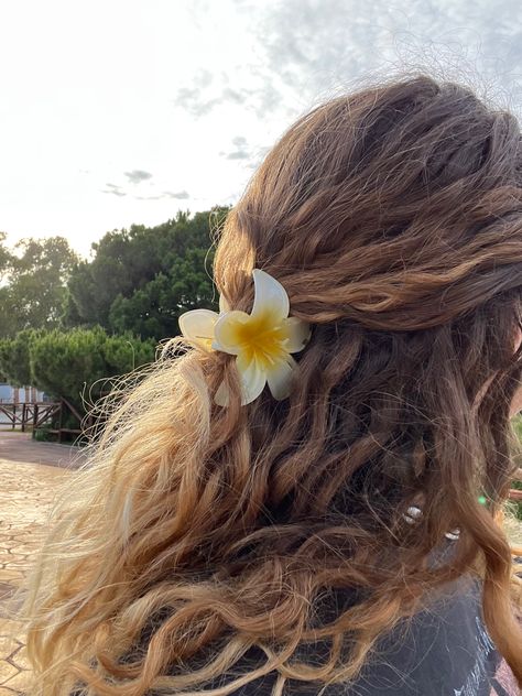 summer flower aesthetic hair clip Summer Flower Aesthetic, Hawaii Hairstyle, Ondulado 2b, Beach Wavy Hair, Curly Hair Hair Styles, Claw Clips Hairstyles, Yellow Pfp, Summer Hair Inspo, Clips Hairstyles