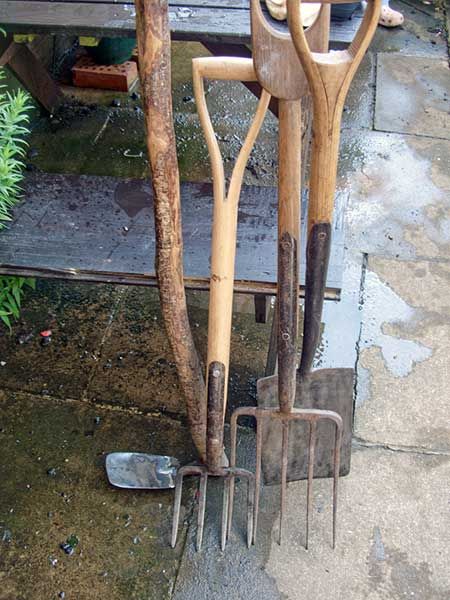 Wood Workshop Design, Landscape Tools, Vintage Garden Tools, Digging Fork, Old Garden Tools, Moving Tools, Lawn Mower Repair, Garden Tool Rack, Garden Companion Planting