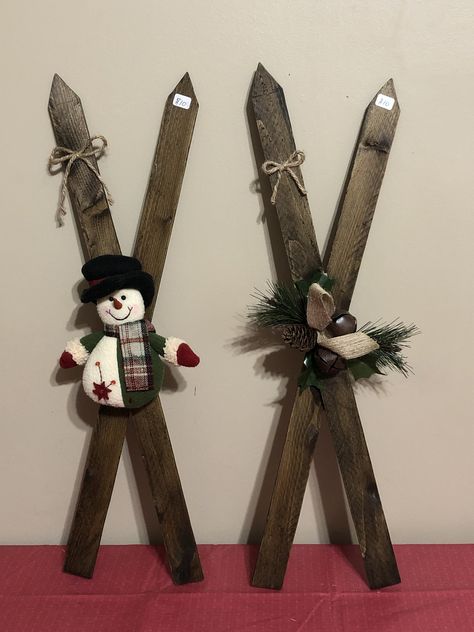 Pallet Wood Skis, Primitive Wood Crafts, Ski Decor, Wood Craft Projects, Pallet Christmas, Xmas Diy, Christmas Wood Crafts, Primitive Decorating Country, Holiday Crafts Christmas